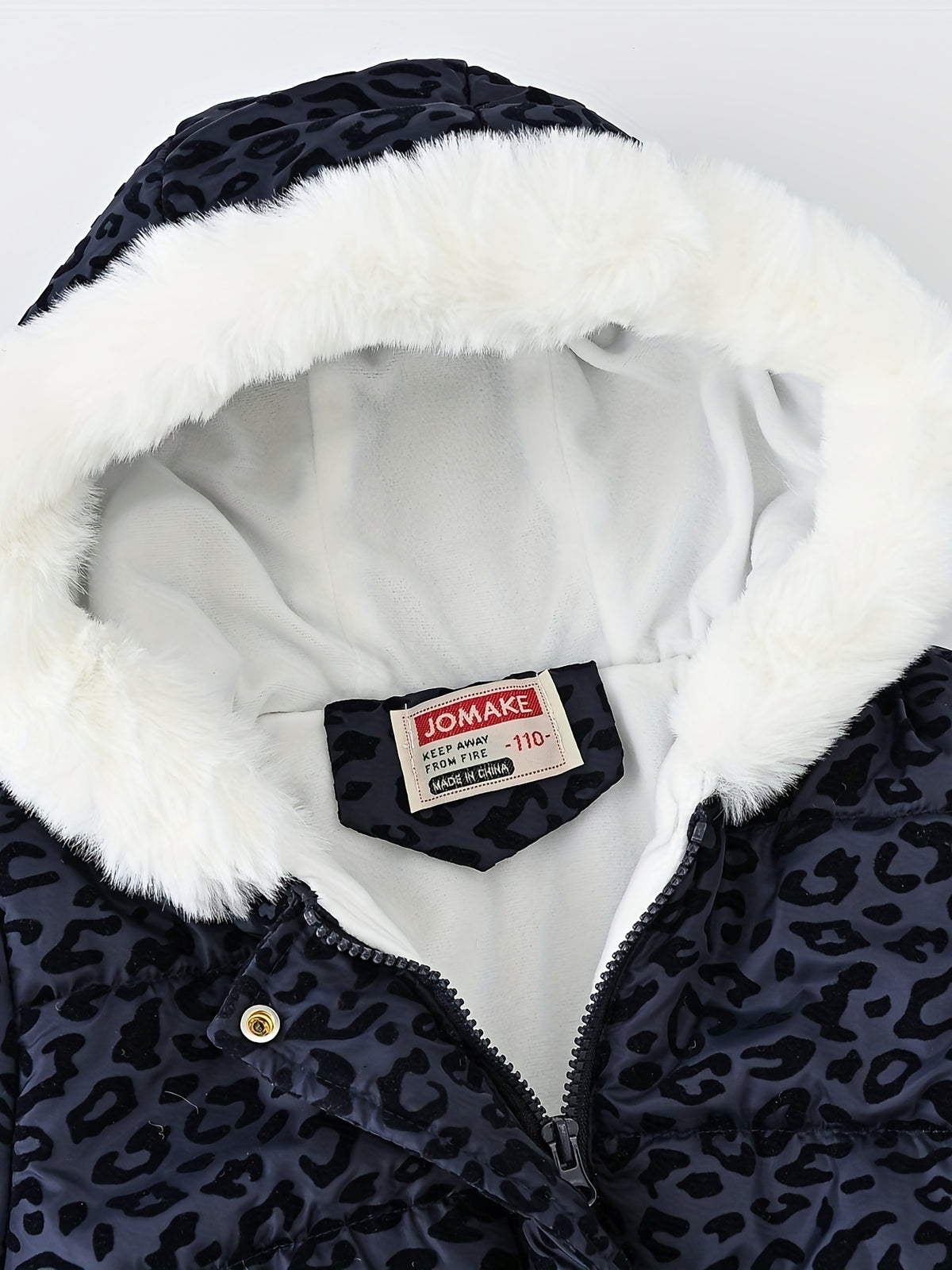 The new children's coat for autumn and winter features fashionable prints for girls. It is a long, waist-cinching, heart-shaped flocked fabric coat for children, full of childlike fun and still fashionable! The touch is delicate and Light Beige-friendly,